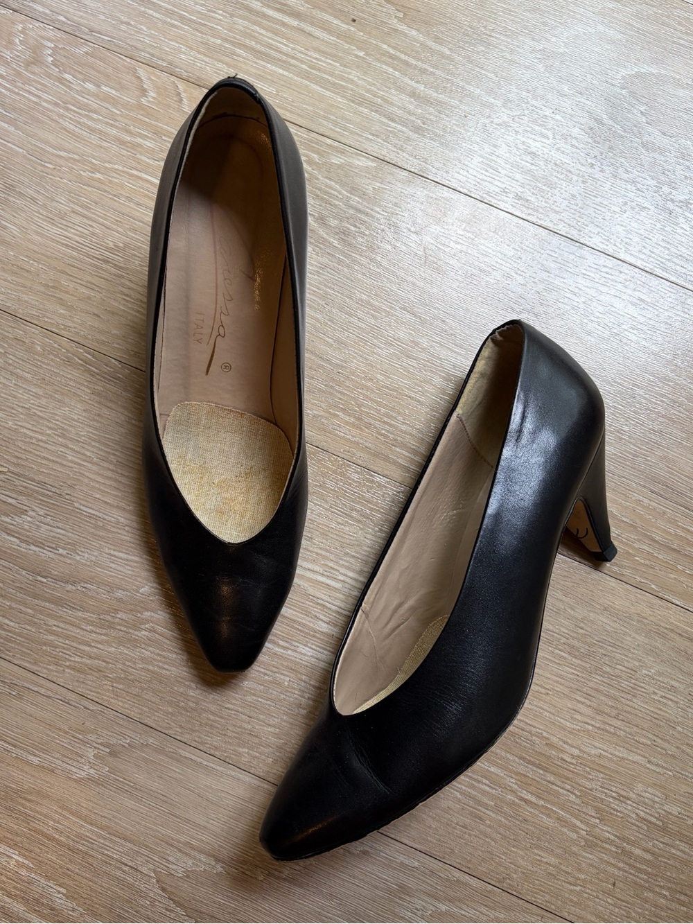 Vintage Caressa Italy Black Women's Pointed-Toe Pumps